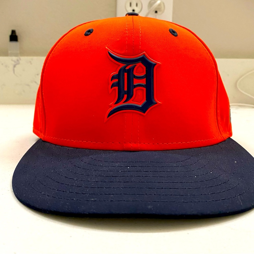 SOLD. Detroit Tigers New Era size 7 1/8.